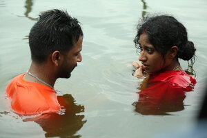 Screenshot of a scene of the film Nazarband